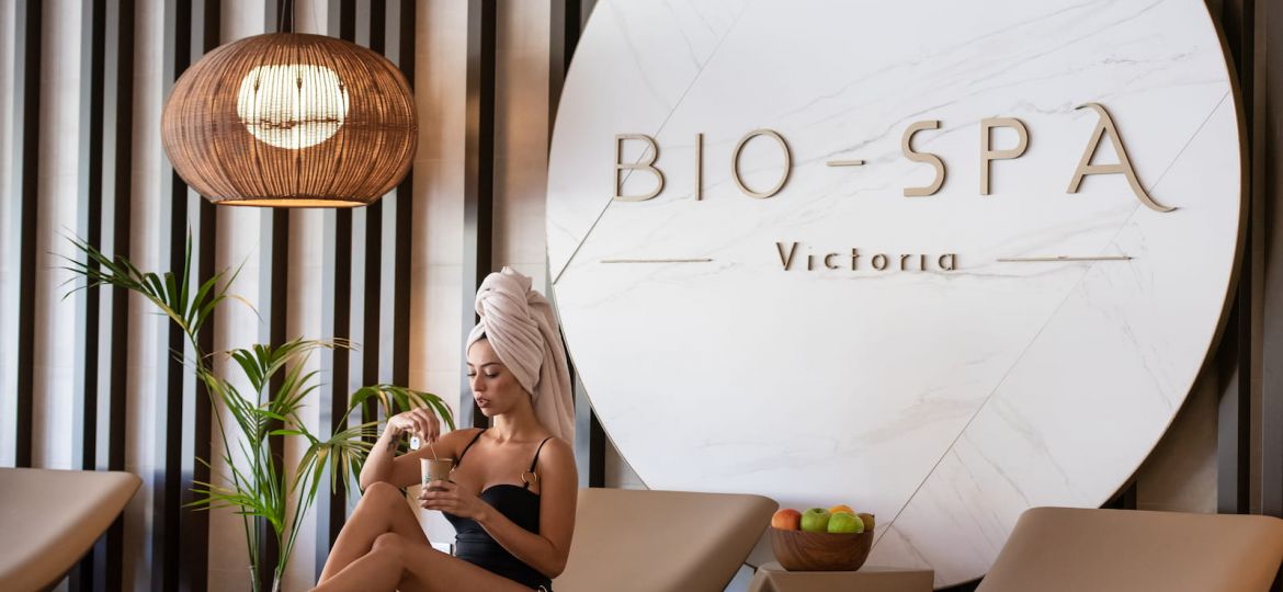 Chica tomando un té en Bio-spa Victoria
