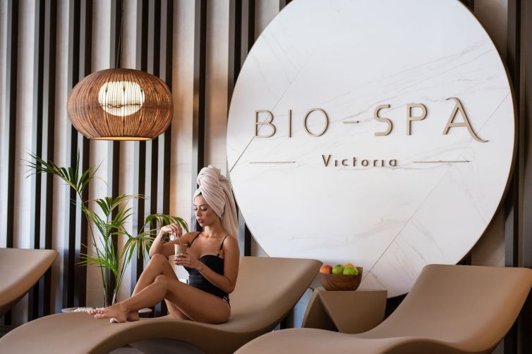 Chica tomando un té en Bio-spa Victoria