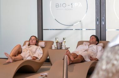 Pareja relajada en el spa