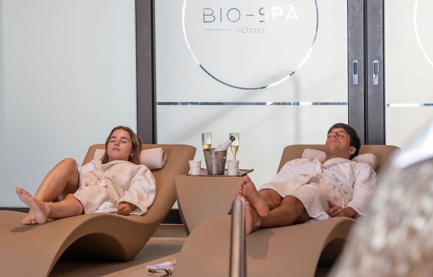 Pareja relajada en el spa