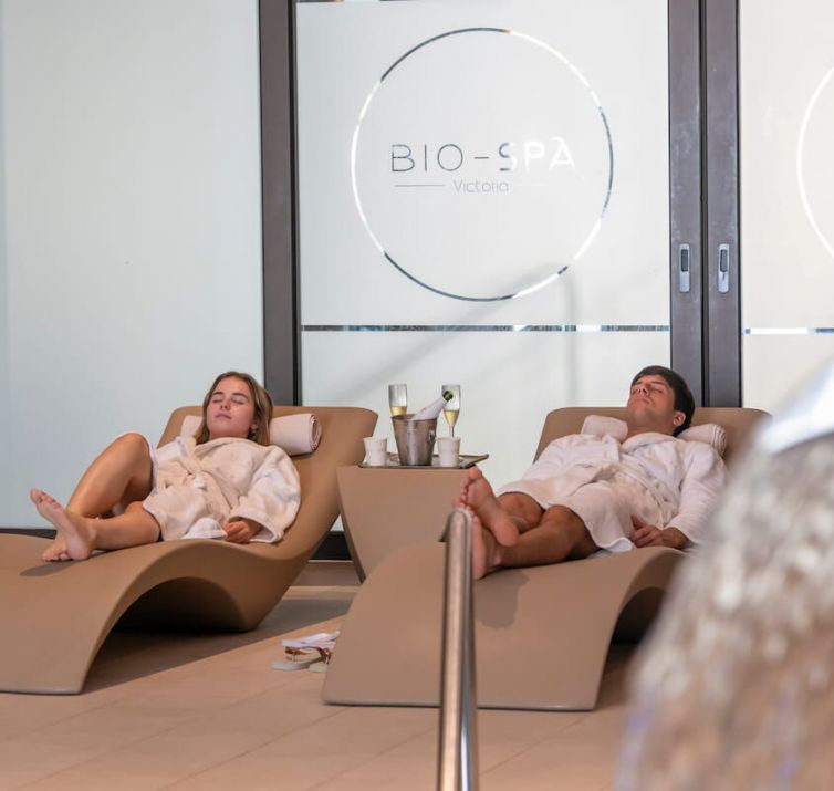 Pareja relajada en el spa