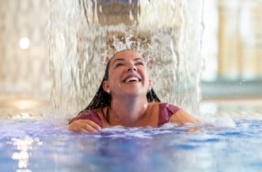 Chica disfrutando en la piscina