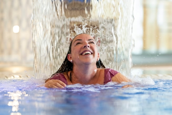 Chica disfrutando en la piscina