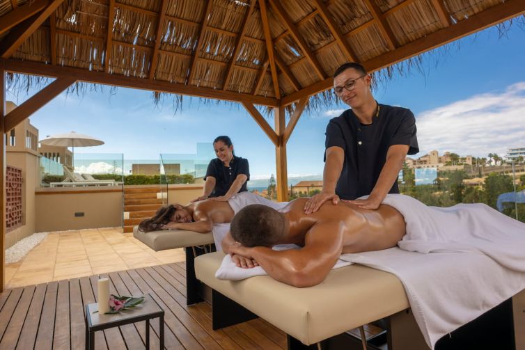 Pareja haciéndose en un masaje