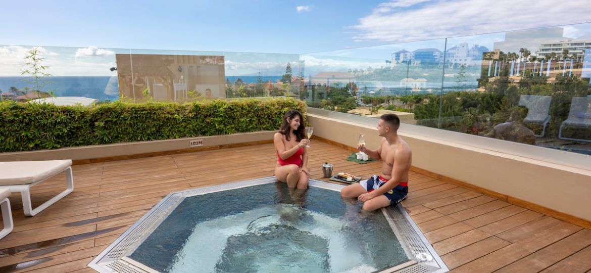 Paraje disfrutando en el jacuzzi