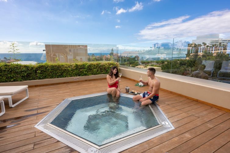 Paraje disfrutando en el jacuzzi